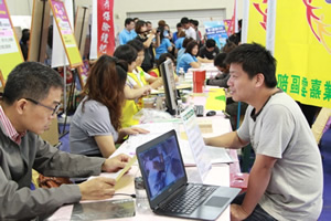 民眾現場詢問就業資訊照片
