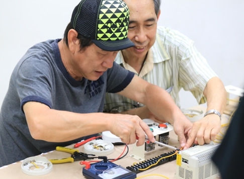黃西田大哥體驗消防器材檢修照片