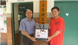 主任頒獎給同學照片