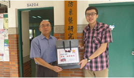 主任頒獎給同學照片(續)