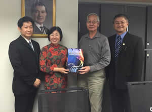致贈禮品給李志文主任照片