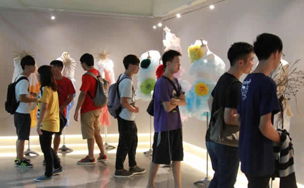 學生觀看展覽照片