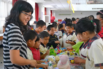 學生觀看作品照片