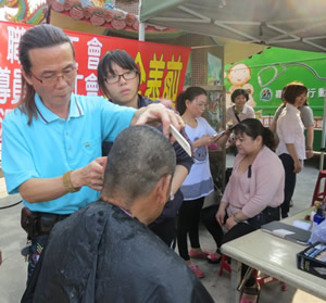 現場幫忙義剪照片