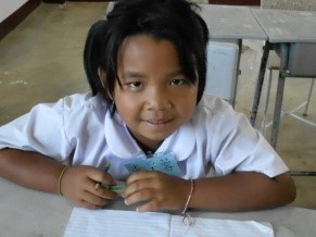 小朋友戴著中文名字的識別證照片01