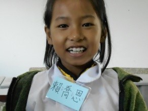 小朋友戴著中文名字的識別證照片02