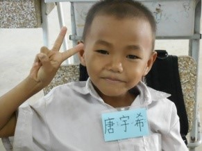 小朋友戴著中文名字的識別證照片03