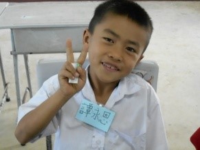 小朋友戴著中文名字的識別證照片04