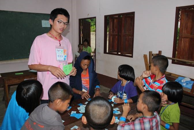 教導小朋友華文照片