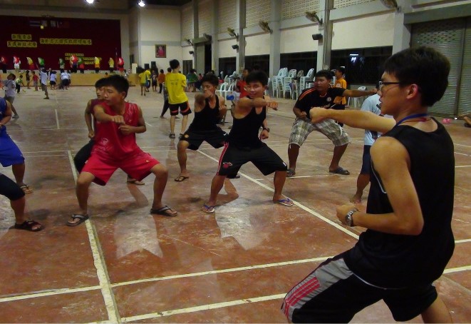 教導小朋友打拳照片