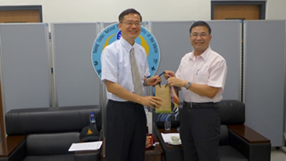 蘇銘宏校長與訓練中心吳主任交換紀念品