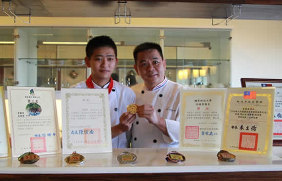 辜舜瑋同學獲果雕技能競賽照片