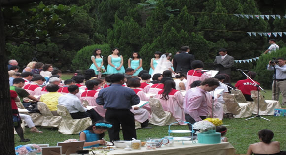 異國聯姻草皮婚禮照片