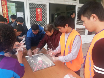 本校學生與若竹兒院生慶元宵