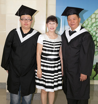 畢業生李啟仁全家福照片