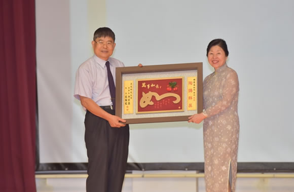 屆齡退休資深教師照片