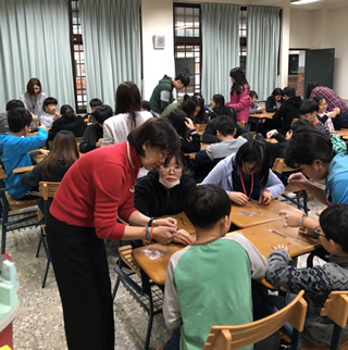 韓國小朋友學習製作中國結照片