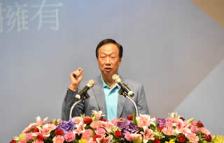 郭台銘董事長參加本校畢業典禮