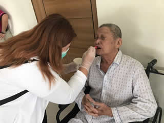 為長輩做口腔護理照片