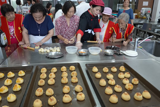 攜手百歲人瑞做月餅