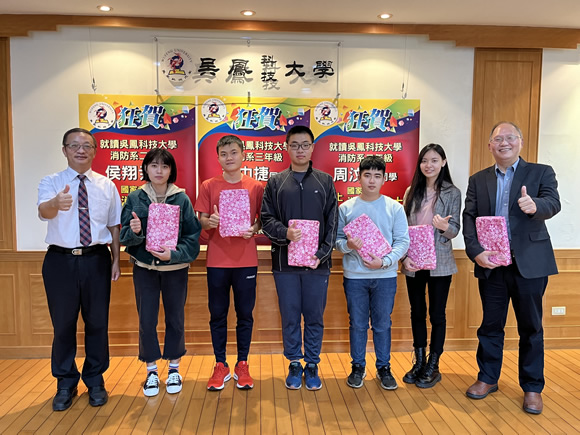 校長與錄取人員合影