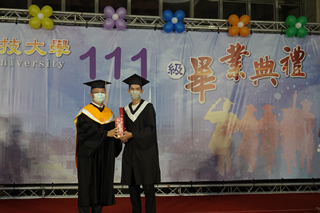 校長頒發學位證書