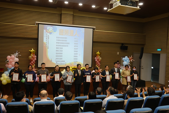 證照達人得獎人員合影1