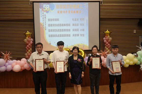 服務10年資深員工合影