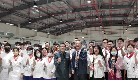 本校餐管系攜手興華展現烘焙創藝