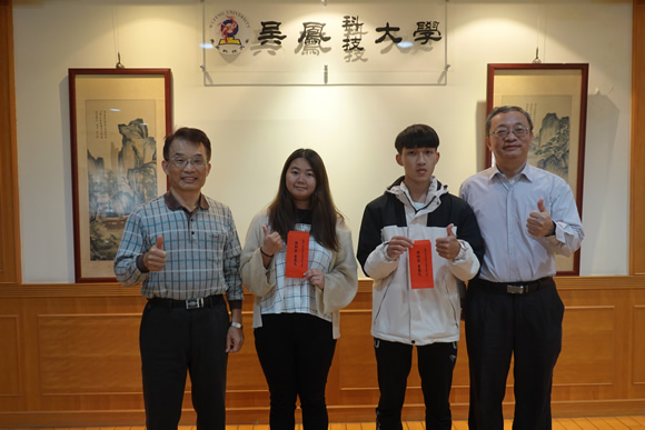 二位學生不畏逆境獲榮月獎學金