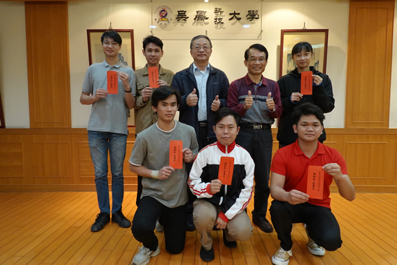 本校學生不畏逆境獲榮月獎學金