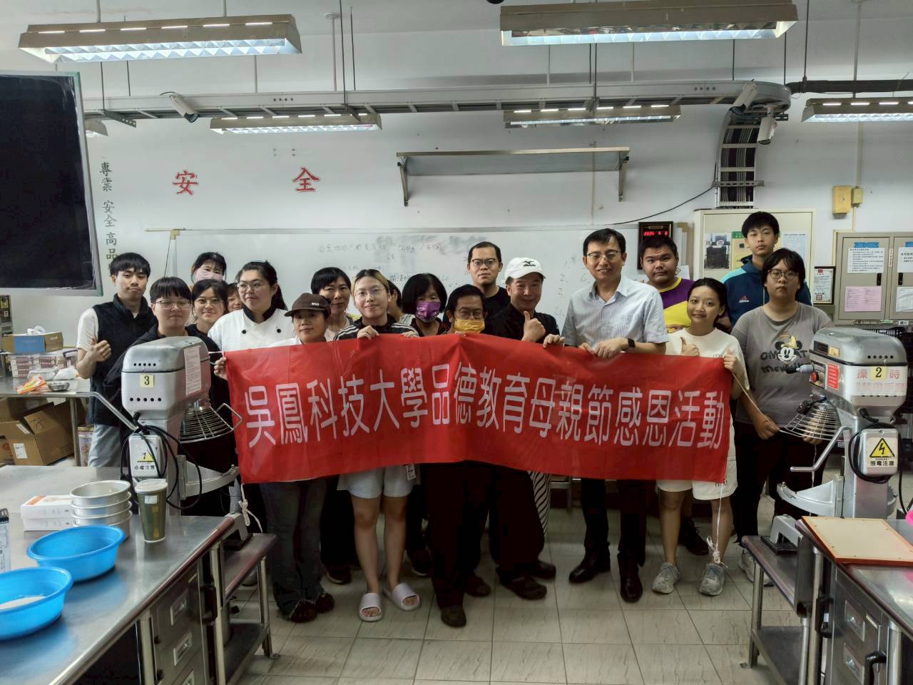 手作蛋糕歡慶母親節